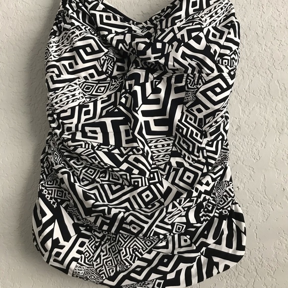 Kenneth Cole figure flattering B/Suit - Picture 4 of 8